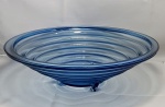 Vidro- Belo centro de mesa , fruteira, em pesado vidro azulado com design em círculos, medindo 11,5cm de altura por 35cm de diâmetro.