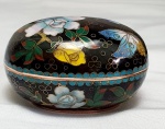 Cloisonné- Porta joias em cloisonné preto no formato de ovo com imagens florais,  medindo 4,5cm de altura,  5,5cm de largura por 7,5cm de comprimento.