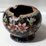 Cloisonné- Cinzeiro em cloisonné preto bojudo com imagens florais e pássaros, medindo 5,5cm de altura por 7cm de diâmetro.