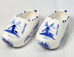 Souvenir-Par de tamancas Handesas em porcelana branca com desenhos típicos em azul cobalto, produzido  a Holanda,  medindo 7,5cm cada. 3