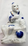 Porcelana-Estatueta  representando um velho pescador oriental em porcelana branca com detalhes em azul e dourado, sem a vara de pesca, medindo 11,5cm de altura.