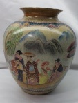 Belíssimo vaso  em porcelana chinesa estilo Satsuma com  riquíssimas imagens representativas, com bordas decorada na moda Ruyi selo azul. Medindo 20cm de altura