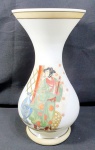 Porcelana- Belíssimo e antigo vaso em porcelana branca japonesa,  com imagem típica de gueixa, medindo 26cm de altura por 13,5cm de diâmetro da boca.