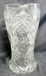 Grandioso vaso em cristal Tcheco com riquíssima lapidação,  medindo 39cm de altura por 19cm de diâmetro.