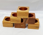 Meia dúzia de porta guardanapo no formato de cubos em antiga madeira Pinho de Riga, feito à mão envernizados, medindo 3cm de altura por 5X4,8cm, abertura 3,5cm de diâmetro.