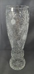 Grandioso vaso em cristal Bohemia com riquíssima lapidação,  medindo 39,5cm de altura por 11,5cm de diâmetro.