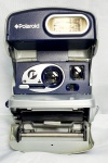Antiga máquina fotográfica analógica Polaroid, não testada, apresenta um  quebrado por fora, vendida no estado.