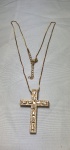 Bijuteria- Belíssimo colar dourado com crucifixo adornado de pedras brancas de zircônia.