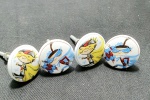 Porcelana- Quatro puxadores em porcelana com temas infantil medindo 4cm de diâmetro.