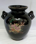 Pequeno jarro estilo anfora, na cor preta, com delicada imagem floral, medindo 12cm de altura.