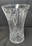 Cristal- Imponente e pesado vaso em cristal com belo desenho, medindo 30cm de altura por 20cm de diâmetro.