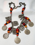 BIJUTERIA-Belo colar em metal prateado estilo árabe com pedras e medalhas em pesado metal com escritas provavelmente em árabe.