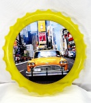Quadro no formato de tampa de garrafa em plástico rígido, na cor amarela, com imagem  de um belo e antigo carro amarelo em plena New York , para colecionadores, medindo 24cm de diâmetro.