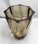 Cristal- Pequeno vaso em pesado  cristal fume com design retorcido com oito pontas, medindo 13cm de altura por 11cm de diâmetro.