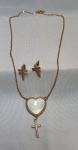 Bijuterias- Par de Bijuterias dourada contendo um colar com coração em pedra e um crucifixo adornado de pedras de zircônia e par de brincos no formato de crucifixo.
