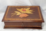 Antiga caixa em marchetaria com belo desenho floral, toda restaurada acompanha chave , medindo 10cm de altura, 26cm de largura por 35cm de comprimento,