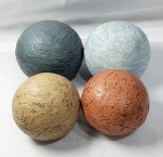 Cerâmica-Quatro bolas, sendo duas maiores e duas menores, podendo ser usadas como peso para papel ou enfeite de centro de mesa provavelmente em cerâmica patinada em resina, medindo a maior 8cm de diâmetro cada e a menor 6,5cm de diâmetro cada.