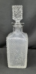 Antiga licoreira em cristal com lapidação bico de jaca, da década de 60 medindo 28,5cm de altura.