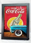 Belo quadro com moldura em madeira,  com vidro, apresenta imagem da antiga garrafa de Coca-Cola e de um belo carro. Peça para fãs e colecionadores., medindo 34,5cmX44,55cm.