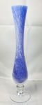 Belíssimo  petit vase solitaire em vidro azul mesclado com branco e pé translúcido no formato de ampulheta, medindo 27cm de altura .