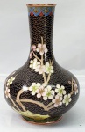 Cloisonné-  Vaso em cloisonné com fundo preto, parte de baixo bojuda, imagens florais coloridas com detalhes em dourado, medindo 12,5cm de altura.