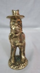 Estatueta em metal dourado na forma das antigas estatuas da Ilha de Páscoa medindo 14cm de altura.