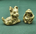 Bronze,  par de peso para papel em bronze sendo um cachorro e uma tartaruga tocando viola,  medindo respectivamente 6cmX6,5cm e 5X3,5.
