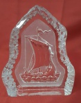 Bela peça em pesado  bloco de vidro com um antigo barco lapidado, medindo 15,5cm de altura.