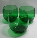 Três belos e pequenos copos para aperitivos em vidro esverdeado, medindo 6cm de altura por 5,5cm de diâmetro.