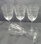Cristal-Quatro taças para vinho em cristal translúcido com bela lapidação, medindo 15cmX7cm.
