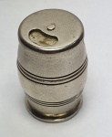Miniatura-Antigo porta temperos no formato de barril em metal prateado, medindo 3cm de altura por 1,5cm de diâmetro.
