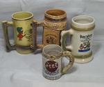 Porcelana-Quatro antigos canecos para chopp em porcelana, para colecionadores, medindo 17,5cm a maior e 10cm a menor.