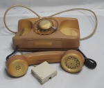 Antigo telefone da década de 70, carcaça integra, aparentemente funcionando porém não testado, vendido  no estado, cor marrom.