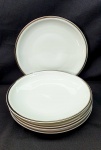 Cinco pratos para sobremesa em porcelana branca Real  com borda filetada a prata,  medindo 19cm de diâmetro.