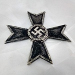 Medalha / Broche Colecionável Swastika "Suástica" Militar (1939), NÃO podemos garantir originalidade, metal; aprox. 5 cm KRIEGSVERDIENSTKREUZ / WAR MERIT CROSS 1 CLASSE SEM ESPADAS "4". OBSERVAÇÃO IMPORTANTE: NÃO FAZEMOS APOLOGIA A QUALQUER MOVIMENTO POLÍTICO OU IDEOLÓGICO, REPUDIAMOS QUALQUER IDEOLOGIA DE CUNHO RACISTA. ITEM NÃO PROMOVE OU GLORIFICA VIOLÊNCIA ESTÁ A VENDA APENAS PARA FINS DE PRESERVAÇÃO HISTÓRICA. Desgastes de uso e detalhes conforme fotos, _(ºLº)_ Caso necessite, tire todas suas dúvidas via atendimento personalizado por WhatsApp: (11) 98681-9377 ou pelo e-mail: contato@antiguera.com.br, onde você pode solicitar fotos detalhadas. Não deixe para última hora! Antecipadamente agradecemos pelo seu lance. Sem garantias futuras
