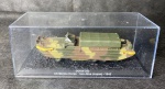 Miniatura de blindado  DUKW353  na caixa original e com a respectiva revista da editora Altaya,contendo as suas informações técnicas, miniatura na caixa original e em bom estado de conservação