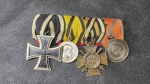 Espetacular barrete com 4 medalhas da Alemanha. As medalhas são: 001 - Cruz de Ferro de segundaclasse, concedida por bravura, com marcação KO na argola; 002 - Medalha de Mérito MilitarWurtemberg de prata, concedida por bravura, com a inscrição Für Tapferkeit und Treue (porbravura e lealdade); 003 - Cruz de Honra 1914/1918 - Cruz de Hindenburg para combatentes, comespadas; 004 - Medalha de Tempo de Serviço de III Classe de Wuerttemberg de 9 anos, com ainscrição Für treue Dienste bei der Fahne. As medalhas estão em bom estado de conservação.
