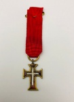 Miniatura da Ordem Militar de Cristo. Esta miniatura é relativa a uma Ordem/medalha portuguesa,está com a fita original e em perfeito estado de conservação. Dimensões da miniatura: 1,0 cm X 2,0cm.