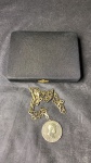Medalha relativa à Academia Nacional de Medicina - Rio de Janeiro - 1885, medalha de prata, com4,2 cm de diâmetro, com corrente de elos em forma serpente (símbolo da medicina) com cerca de 62cm, com caixa para guardar, com olhal adaptado e em bom estado de conservação. Esta medalha écitada no Livro das Medalhas do Brasil, 1ª Edição, pág. 47, onde é informado que o valor de catálogodesta medalha de prata e de 1885 é cerca de R$ 1.500