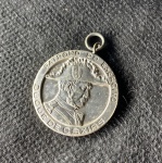 12. Medalha de prata relativa ao Patrono do Exército Brasileiro  Duque de Caxias, medalha com olhal,sem data, com caixa, com apenas 2,5 cm de diâmetro e em perfeito estado de conservação.
