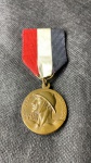 Medalha relativa à Revolução Constitucionalista de 1932  São Paulo  Pela Constituição medalha de bronze escuro com uma fita nas cores da bandeira de São Paulo e em perfeito estado deconservação.