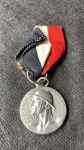 Medalha relativa à Revolução Constitucionalista de 1932  São Paulo  Pela Constituição medalha de PRATA com uma fita nas cores da bandeira de São Paulo e em perfeito estado deconservação.