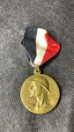 Medalha relativa à Revolução Constitucionalista de 1932  São Paulo  Pela Constituição medalha de bronze dourado com uma fita nas cores da bandeira de São Paulo, medalha em perfeitoestado de conservação.