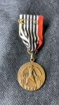 Medalha relativa à Revolução Constitucionalista de 1932  São Paulo  09/07/1932 - medalha debronze com uma fita nas cores da bandeira de São Paulo, com 2,6 cm de diâmetro e em perfeitoestado de conservação.