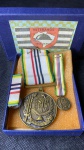 Medalha relativa à Revolução Constitucionalista de 1932  São Paulo  Sociedade Veteranos de 32 MMDC  medalha de bronze com miniatura, com barrete, na sua caixa original e em perfeito estadode conservação.