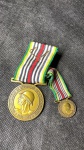 Medalha relativa ao Cinquentenário da Revolução Constitucionalista de 1932  São Paulo  medalhade bronze, com miniatura e em perfeito estado de conservação.
