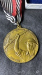 Medalha relativa ao Cinquentenário da Revolução Constitucionalista de 1932  São Paulo  medalhade bronze, com 6 cm de diâmetro, com a fita (colar) original com cerca de 50 cm, com caixa e emperfeito estado de conservação.