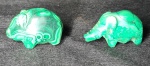 Dois Minis Enfeites, Simbolizando um Porquinho e um Elefante em pedra malaquita - Medidas: 4cm De Altura x 7cm De Comprimento x 2cm De Largura.