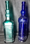 Duas Garrafas de vidro, sendo uma verde e outra azul - Altura das duas: 34 cm