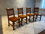 Quatro cadeiras de madeira maciça tipo péroba. Medidas: altura 91 x profundidade 45 x largura 44 cm. Ótimo estado de conservação - RETIRADA SÃO CONRADO.